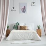 Rosa gardiner vid ingången till ett sovrum